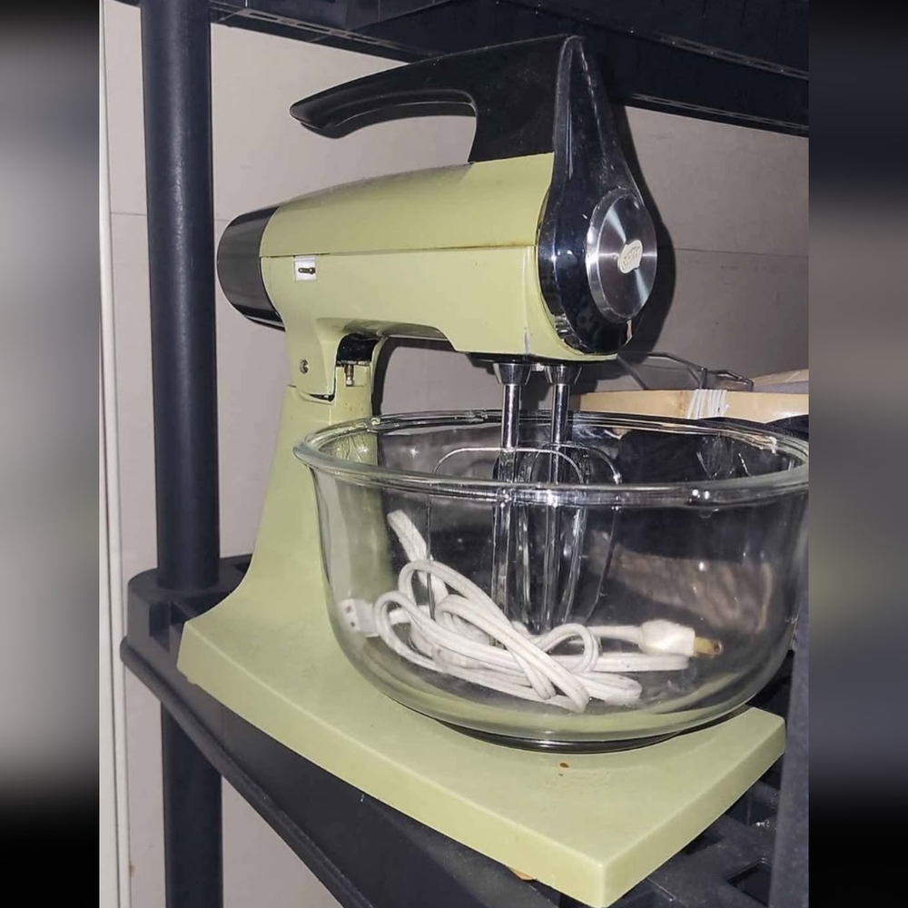 SUNBEAM VINTAGE Green Stand Mixer with Glass Bowl